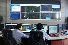 國家電網工作人員認真工作