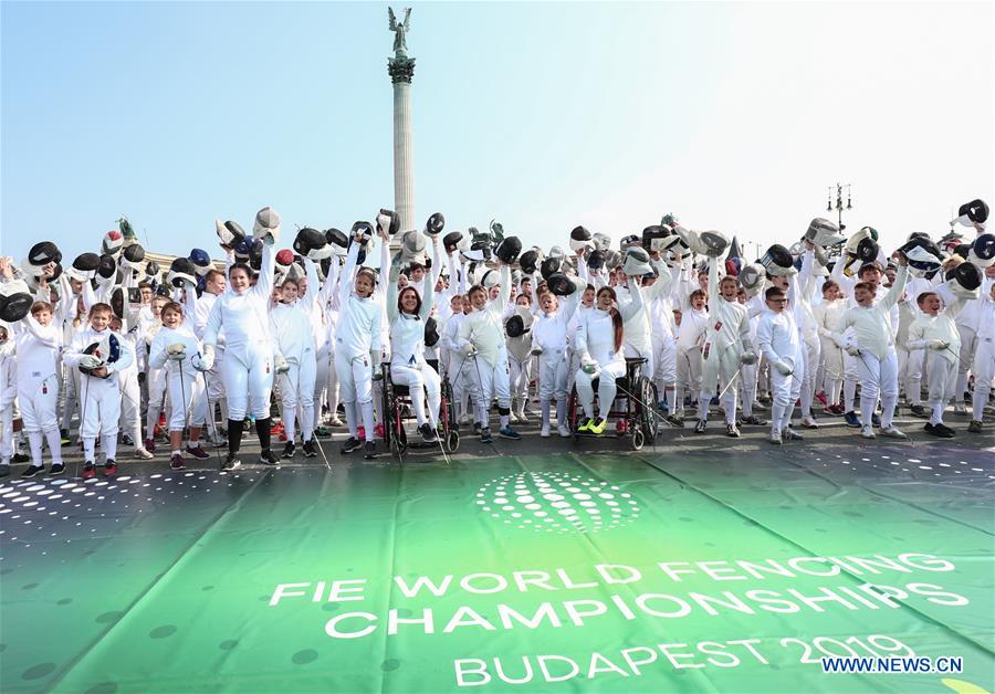 (SP)HUNGARY-BUDAPEST-FENCING FLASHMOB
