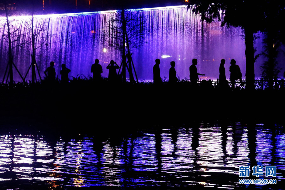 《日湖七彩瀑布》