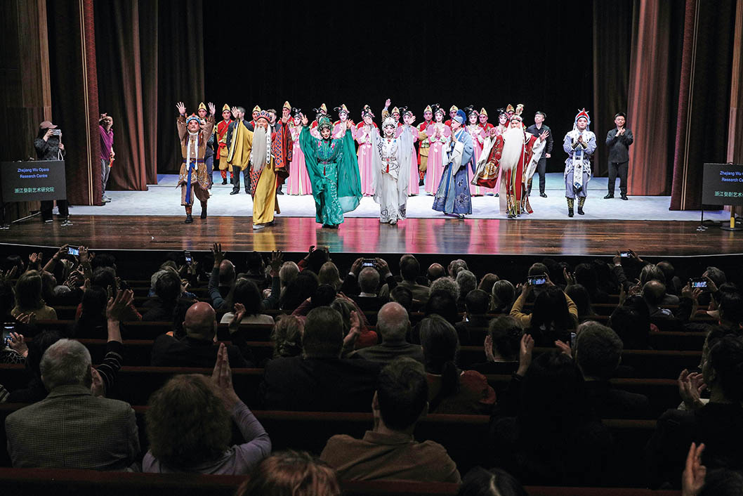 4月5日，在奥地利维也纳穆特剧院，演员在婺剧《白蛇传》演出结束后谢幕 赵丁喆摄/本刊