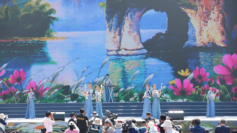 花語湖畔、香動凌源 女子水晶樂坊亮相第五屆中國凌源百合節