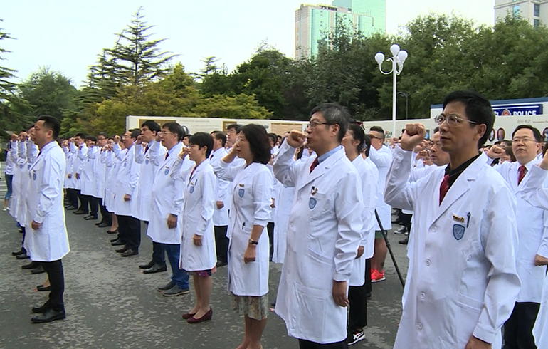 致敬偉大改革｜對(duì)話40年，講述身邊的健康故事（第二十集）——設(shè)立醫(yī)師節(jié)，醫(yī)務(wù)人員有了自己的節(jié)日