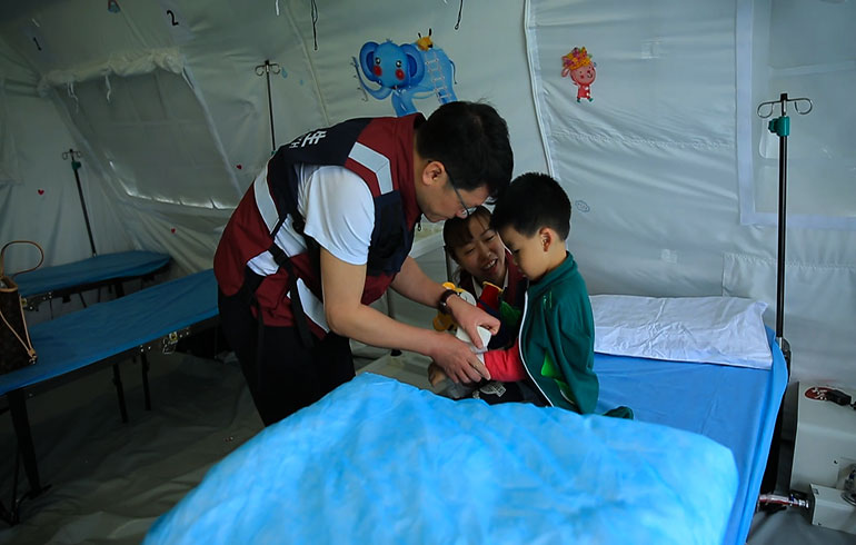 致敬偉大改革｜對(duì)話40年，講述身邊的健康故事（第十四集）——白衣衛(wèi)士：與時(shí)間賽跑