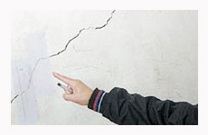 北京豐臺(tái)翠林三里區(qū)老房墻體開(kāi)裂 居民驚心