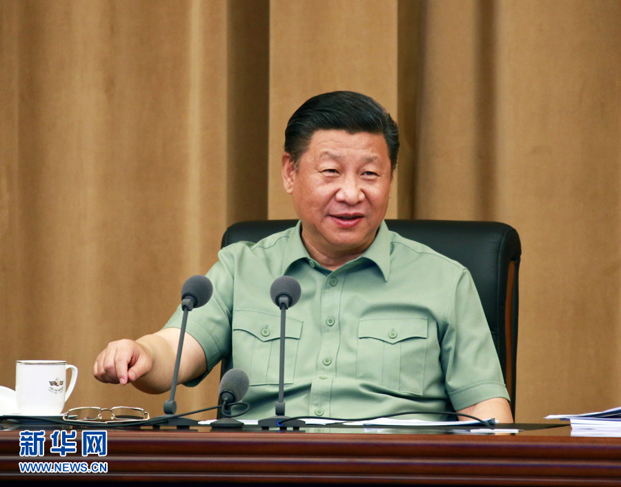 5月24日，中共中央總書記、國家主席、中央軍委主席習(xí)近平視察海軍機(jī)關(guān)，親切接見海軍第十二次黨代會全體代表和海軍機(jī)關(guān)正師職以上領(lǐng)導(dǎo)干部。這是習(xí)近平聽取海軍工作匯報后發(fā)表重要講話。 新華社記者 查春明 攝 
