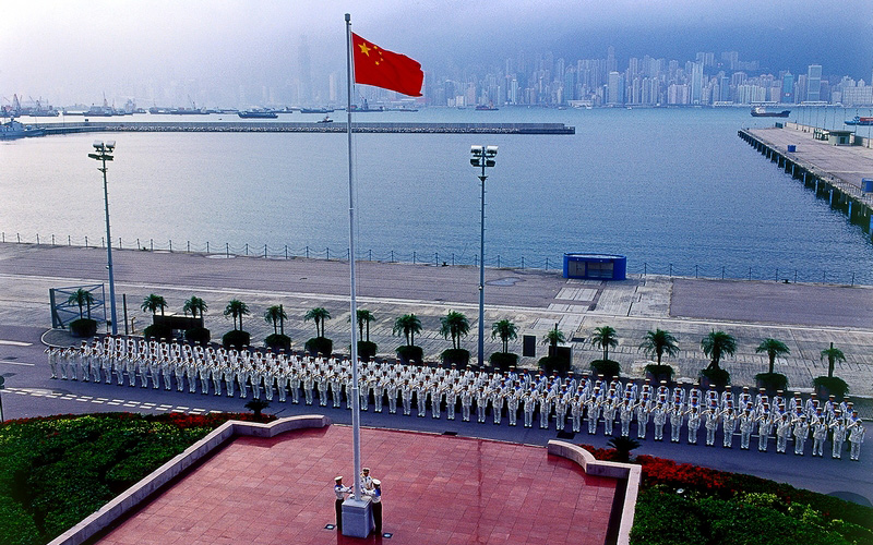 馮凱旋作品:軍旗耀香江