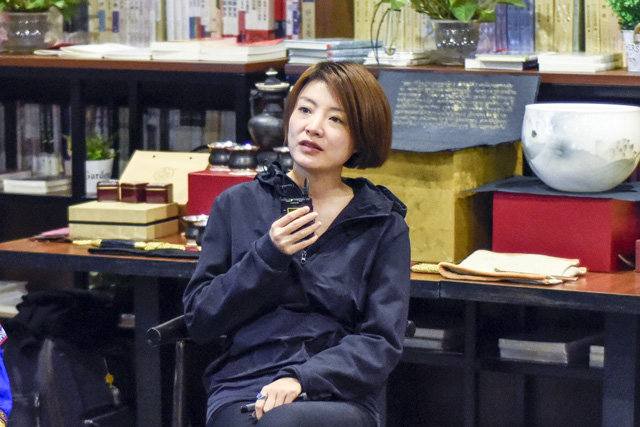 秦思：堅(jiān)持還是因?yàn)闊釔郏乙恢毕氚延幸饬x的事情做得有意思。我希望有更多的人來關(guān)注非遺文化，把文化融入到工藝當(dāng)中。