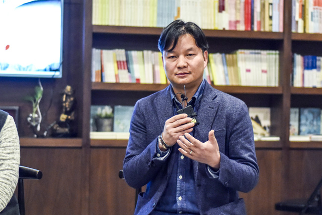 丁大為：烏銅走銀有三百年的歷史了，是云南地區(qū)獨(dú)有的技藝。這門技藝入門大概需要3年，學(xué)成需要20年。用語(yǔ)言去表達(dá)它其實(shí)是很難的。