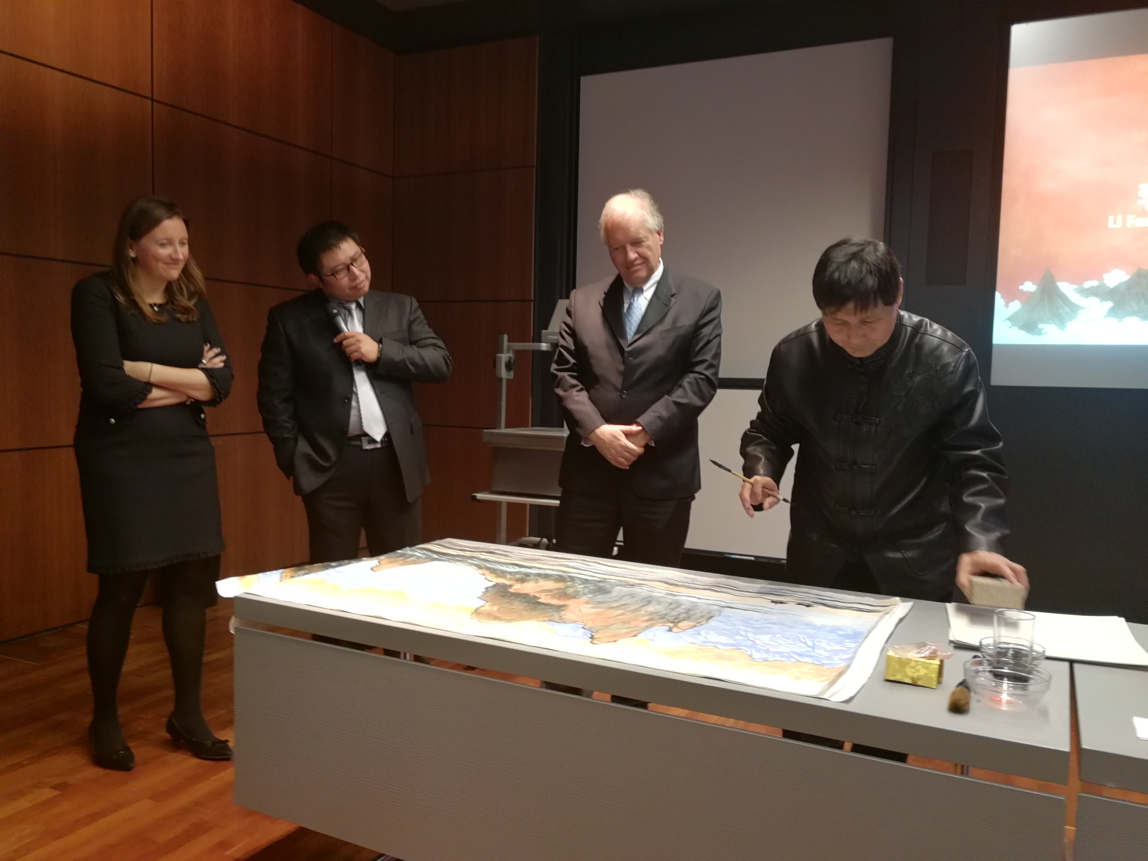 作為一個藝術(shù)家，我也要為這個國家和社會做一點(diǎn)自己的貢獻(xiàn)。在這次跨國文化交流活動中，作為唯一的隨團(tuán)畫家，我創(chuàng)作出了多幅以“一帶一路”為主題的中國畫。