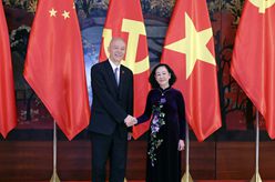 蔡奇同越共中央政治局委員、中央書記處常務書記張氏梅舉行會談