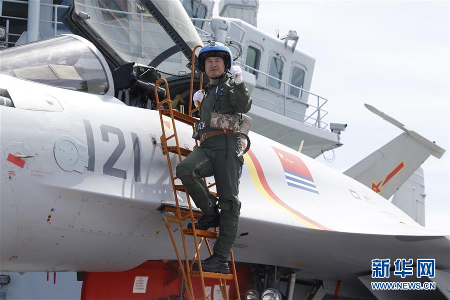 (十九大代表風采·圖文互動)(1)殲—15飛行員曹先建:開創重傷后重返海天的奇跡