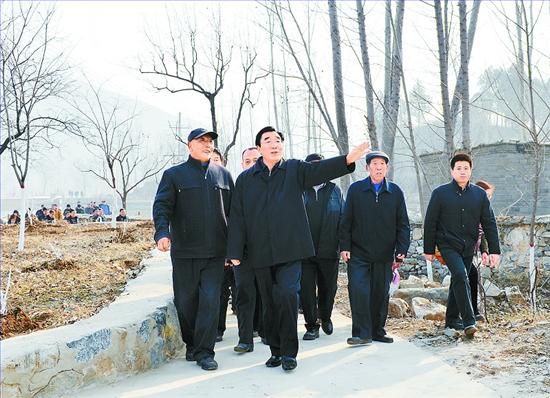 11月27日，省委書記、省人大常委會主任張慶黎到加強基層建設年活動聯系點淶水縣悟空寺村看望慰問村民，向當地干部群眾宣講黨的十八大精神。這是張慶黎在悟空寺村詳細了解村容村貌的建設情況。郭昭 攝