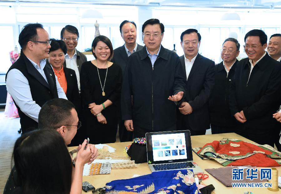 5月8日至11日，中共中央政治局常委、全國人大常委會委員長張德江在浙江調(diào)研。這是5月9日，張德江來到位于嘉興市的雅瑩服裝有限公司，了解公司的服裝設(shè)計、生產(chǎn)和銷售情況。新華社記者 馬占成 攝 