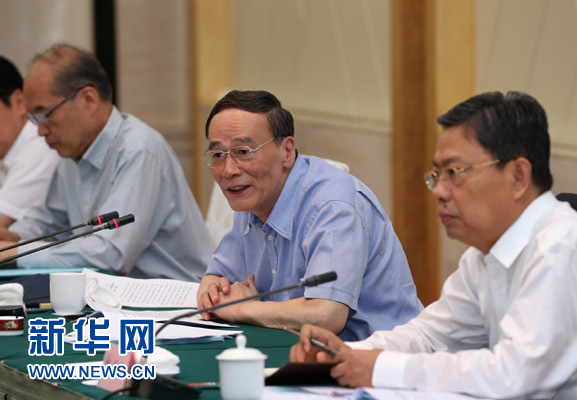 這是7月4日,王岐山在錫林浩特市主持召開部分省區(qū)市巡視工作座談會。新華社記者 龐興雷 攝 這是7月4日,王岐山在錫林浩特市主持召開部分省區(qū)市巡視工作座談會。新華社記者 龐興雷 攝