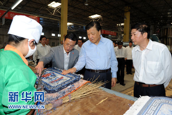 這是7月18日，劉云山在青海藏羊地毯集團(tuán)有限公司調(diào)研。新華社記者 饒愛民 攝