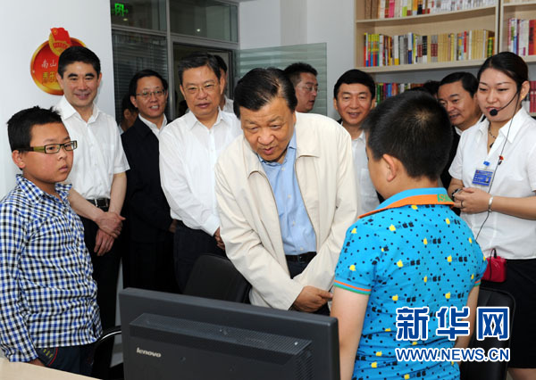 7月17日至19日，中共中央政治局常委、中央書記處書記劉云山在青海調(diào)研。這是7月18日，劉云山在西寧市南山西社區(qū)調(diào)研。 新華社記者饒愛民 攝