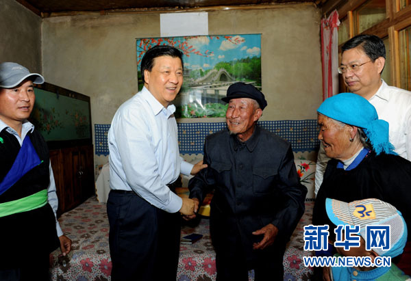 7月17日至19日，中共中央政治局常委、中央書記處書記劉云山在青海調(diào)研。這是7月17日，劉云山在海東市互助土族自治縣東山鄉(xiāng)白牙合村看望老黨員。新華社記者 饒愛民 攝