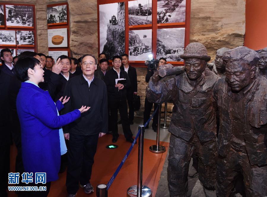 3月27日至28日,中共中央政治局常委、中央紀委書記王岐山到河南省調研,并主持召開座談會。這是3月27日王岐山專程來到林州紅旗渠紀念館參觀。 新華社記者 饒愛民 攝 3月27日至28日,中共中央政治局常委、中央紀委書記王岐山到河南省調研,并主持召開座談會。這是3月27日王岐山專程來到林州紅旗渠紀念館參觀。 新華社記者 饒愛民 攝