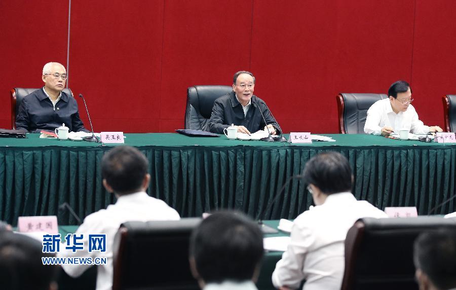 5月8日至10日,中共中央政治局常委、中央紀委書記王岐山到浙江省調研,并主持召開部分省區市紀委書記座談會。這是5月9日,王岐山在嘉興主持召開部分省區市紀委書記座談會。新華社記者 姚大偉 攝 5月8日至10日,中共中央政治局常委、中央紀委書記王岐山到浙江省調研,并主持召開部分省區市紀委書記座談會。這是5月9日,王岐山在嘉興主持召開部分省區市紀委書記座談會。新華社記者 姚大偉 攝