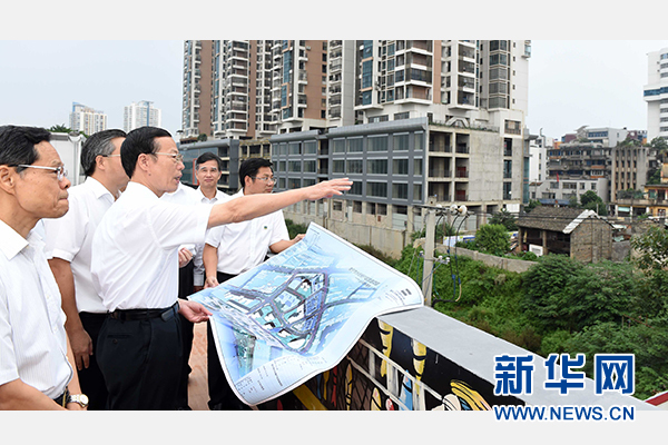 9月16日至18日,中共中央政治局常委、國(guó)務(wù)院副總理張高麗在廣西調(diào)研。這是9月16日,張高麗實(shí)地考察南寧水街棚戶區(qū)改造項(xiàng)目現(xiàn)場(chǎng)。 新華社記者張鐸攝 9月16日至18日,中共中央政治局常委、國(guó)務(wù)院副總理張高麗在廣西調(diào)研。這是9月16日,張高麗實(shí)地考察南寧水街棚戶區(qū)改造項(xiàng)目現(xiàn)場(chǎng)。 新華社記者張鐸攝