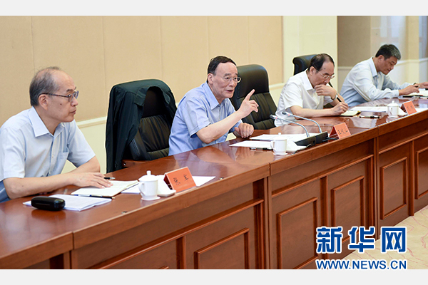 9月24日至26日,中共中央政治局常委、中央紀(jì)委書(shū)記王岐山在福建調(diào)研。這是9月25日,王岐山在上杭縣古田鎮(zhèn)主持召開(kāi)座談會(huì),聽(tīng)取黨員和群眾代表對(duì)修訂廉政準(zhǔn)則和黨紀(jì)處分條例的意見(jiàn)建議。新華社記者張鐸攝 9月24日至26日,中共中央政治局常委、中央紀(jì)委書(shū)記王岐山在福建調(diào)研。這是9月25日,王岐山在上杭縣古田鎮(zhèn)主持召開(kāi)座談會(huì),聽(tīng)取黨員和群眾代表對(duì)修訂廉政準(zhǔn)則和黨紀(jì)處分條例的意見(jiàn)建議。新華社記者張鐸攝