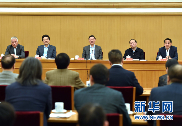 4月8日,中共中央政治局委員、中央書(shū)記處書(shū)記、中宣部部長(zhǎng)劉奇葆在北京同講好中國(guó)故事專家學(xué)者、文化交流使者研討班學(xué)員座談。 新華社記者李濤 攝 4月8日,中共中央政治局委員、中央書(shū)記處書(shū)記、中宣部部長(zhǎng)劉奇葆在北京同講好中國(guó)故事專家學(xué)者、文化交流使者研討班學(xué)員座談。 新華社記者李濤 攝