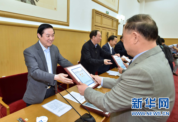 4月8日,中共中央政治局委員、中央書(shū)記處書(shū)記、中宣部部長(zhǎng)劉奇葆在北京同講好中國(guó)故事專家學(xué)者、文化交流使者研討班學(xué)員座談。這是劉奇葆在座談會(huì)上向獲得講好中國(guó)故事文化交流使者稱號(hào)的代表頒發(fā)證書(shū)。新華社記者 李濤 攝 4月8日,中共中央政治局委員、中央書(shū)記處書(shū)記、中宣部部長(zhǎng)劉奇葆在北京同講好中國(guó)故事專家學(xué)者、文化交流使者研討班學(xué)員座談。這是劉奇葆在座談會(huì)上向獲得講好中國(guó)故事文化交流使者稱號(hào)的代表頒發(fā)證書(shū)。新華社記者 李濤 攝