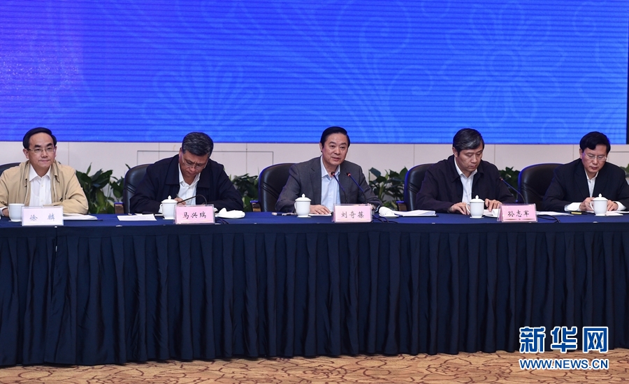 5月12日,中宣部在深圳召開以新發(fā)展理念引領(lǐng)文化改革發(fā)展座談會(huì)。中共中央政治局委員、中央書記處書記、中宣部部長(zhǎng)劉奇葆出席會(huì)議并講話。新華社記者 毛思倩 攝 5月12日,中宣部在深圳召開以新發(fā)展理念引領(lǐng)文化改革發(fā)展座談會(huì)。中共中央政治局委員、中央書記處書記、中宣部部長(zhǎng)劉奇葆出席會(huì)議并講話。新華社記者 毛思倩 攝