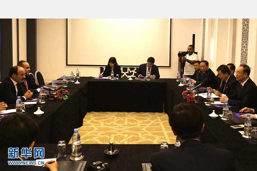 9月19日，在摩洛哥首都拉巴特，中共中央書記處書記、全國政協副主席杜青林（右一）會見摩洛哥真實性與現代黨總書記奧馬里（左一）。應摩洛哥參議院邀請，中共中央書記處書記、全國政協副主席杜青林于18日至20日率中共代表團訪摩，分別會見政府首腦本·基蘭、參議長本希馬、真實性與現代黨總書記奧馬里等。新華社記者劉鍇攝