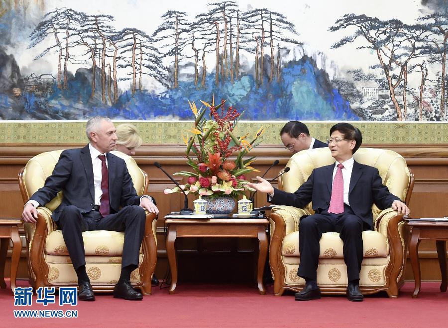 11月25日,中共中央政治局委員、中央政法委書記孟建柱在北京會見白俄羅斯總統辦公廳副主任米茨克維奇。 新華社記者燕雁攝 11月25日,中共中央政治局委員、中央政法委書記孟建柱在北京會見白俄羅斯總統辦公廳副主任米茨克維奇。 新華社記者燕雁攝