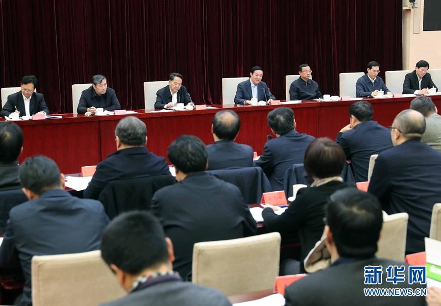 12月10日,中宣部在北京召開(kāi)學(xué)習(xí)貫徹習(xí)近平總書(shū)記在中國(guó)文聯(lián)十大、中國(guó)作協(xié)九大開(kāi)幕式上和會(huì)見(jiàn)中國(guó)記協(xié)第九屆理事會(huì)代表時(shí)重要講話精神座談會(huì)。中共中央政治局委員、中央書(shū)記處書(shū)記、中宣部部長(zhǎng)劉奇葆出席會(huì)議并講話。新華社記者 劉衛(wèi)兵 攝 12月10日,中宣部在北京召開(kāi)學(xué)習(xí)貫徹習(xí)近平總書(shū)記在中國(guó)文聯(lián)十大、中國(guó)作協(xié)九大開(kāi)幕式上和會(huì)見(jiàn)中國(guó)記協(xié)第九屆理事會(huì)代表時(shí)重要講話精神座談會(huì)。中共中央政治局委員、中央書(shū)記處書(shū)記、中宣部部長(zhǎng)劉奇葆出席會(huì)議并講話。新華社記者 劉衛(wèi)兵 攝