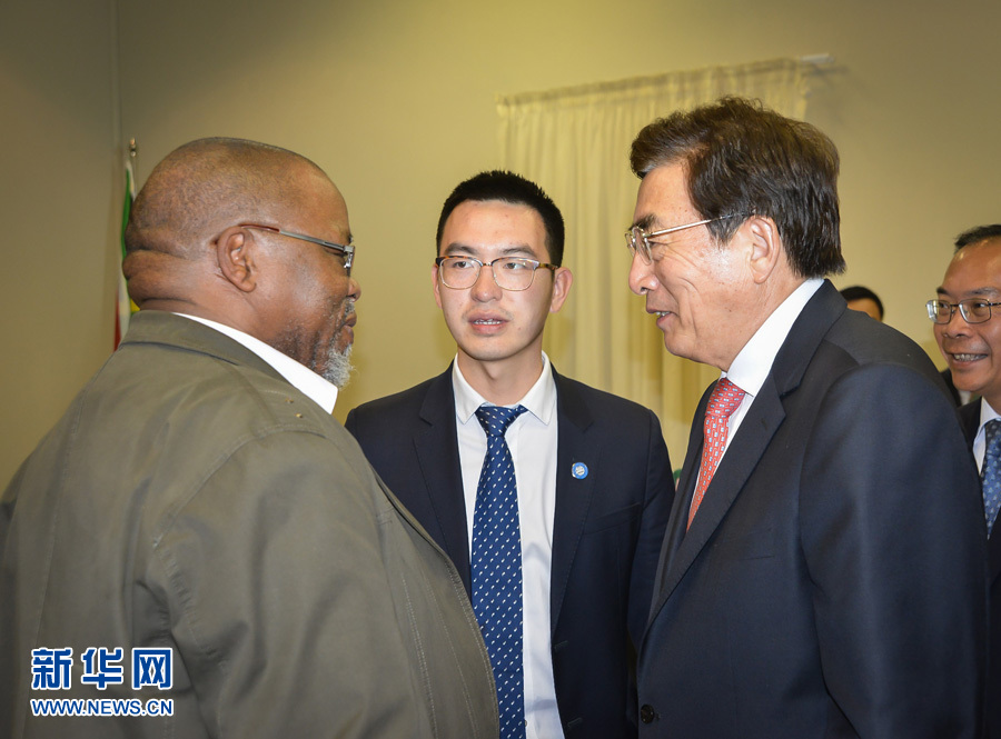 3月26日,中共中央政治局委員、北京市委書記郭金龍(前右)在南非約翰內(nèi)斯堡與執(zhí)政的南非非洲人國(guó)民大會(huì)總書記曼塔謝(前左)舉行工作會(huì)談。 新華社記者趙熙攝 3月26日,中共中央政治局委員、北京市委書記郭金龍(前右)在南非約翰內(nèi)斯堡與執(zhí)政的南非非洲人國(guó)民大會(huì)總書記曼塔謝(前左)舉行工作會(huì)談。 新華社記者趙熙攝