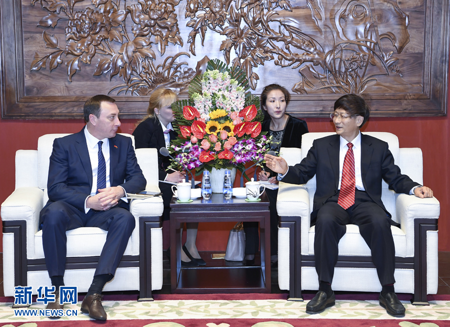 4月10日,中共中央政治局委員、中央政法委書(shū)記、中白政府間合作委員會(huì)中方主席孟建柱在北京會(huì)見(jiàn)白俄羅斯總統(tǒng)辦公廳副主任、中白政府間合作委員會(huì)白方主席斯諾普科夫。新華社記者 張領(lǐng) 攝 4月10日,中共中央政治局委員、中央政法委書(shū)記、中白政府間合作委員會(huì)中方主席孟建柱在北京會(huì)見(jiàn)白俄羅斯總統(tǒng)辦公廳副主任、中白政府間合作委員會(huì)白方主席斯諾普科夫。新華社記者 張領(lǐng) 攝