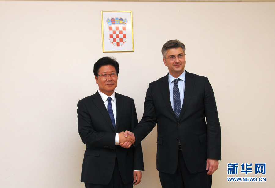 4月10日，克羅地亞民主共同體主席、政府總理普連科維奇（右）在薩格勒布會見中共中央政治局委員、中央黨的建設(shè)工作領(lǐng)導(dǎo)小組副組長張春賢。新華社記者薛群攝