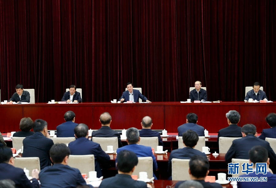 4月13日，中央宣傳部、中央政法委在北京召開貫徹落實《關于進一步把社會主義核心價值觀融入法治建設的指導意見》電視電話會議。中共中央政治局委員、中央書記處書記、中宣部部長劉奇葆出席會議并講話。新華社記者丁海濤攝