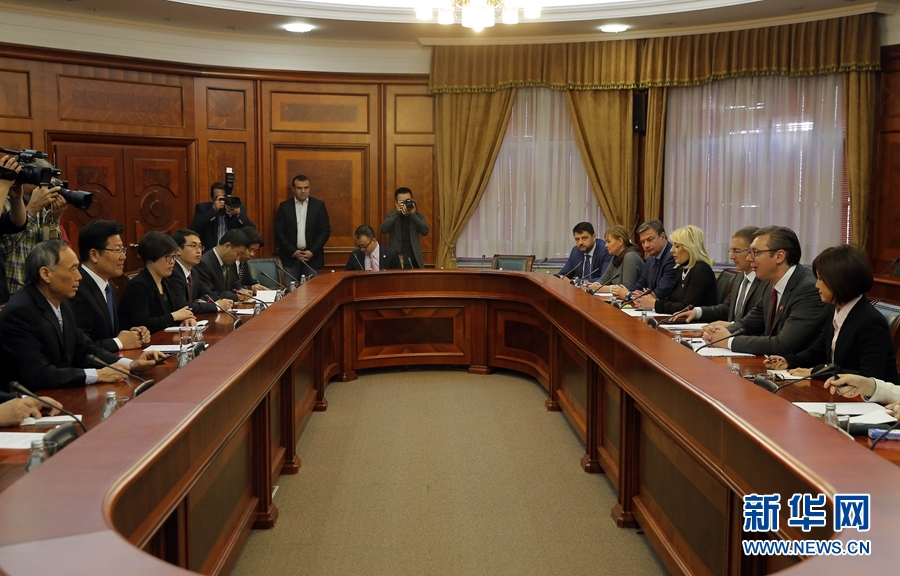 4月12日,塞爾維亞前進(jìn)黨主席、政府總理武契奇(右二)在貝爾格萊德會(huì)見中共中央政治局委員、中央黨的建設(shè)工作領(lǐng)導(dǎo)小組副組長(zhǎng)張春賢(左二)。新華社發(fā)(普雷德拉格·米洛薩夫列維奇攝) 4月12日,塞爾維亞前進(jìn)黨主席、政府總理武契奇(右二)在貝爾格萊德會(huì)見中共中央政治局委員、中央黨的建設(shè)工作領(lǐng)導(dǎo)小組副組長(zhǎng)張春賢(左二)。新華社發(fā)(普雷德拉格·米洛薩夫列維奇攝)