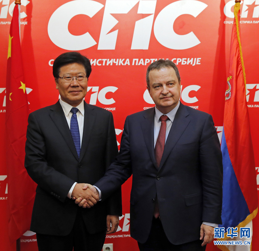4月13日,中共中央政治局委員、中央黨的建設(shè)工作領(lǐng)導(dǎo)小組副組長(zhǎng)張春賢(左)在塞爾維亞貝爾格萊德會(huì)見塞社會(huì)黨主席、政府第一副總理兼外長(zhǎng)達(dá)契奇。新華社發(fā)(普雷德拉格·米洛薩夫列維奇攝) 4月13日,中共中央政治局委員、中央黨的建設(shè)工作領(lǐng)導(dǎo)小組副組長(zhǎng)張春賢(左)在塞爾維亞貝爾格萊德會(huì)見塞社會(huì)黨主席、政府第一副總理兼外長(zhǎng)達(dá)契奇。新華社發(fā)(普雷德拉格·米洛薩夫列維奇攝)