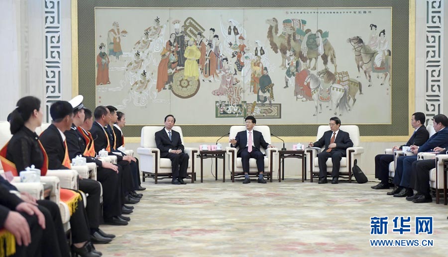 4月24日,第十三屆全國見義勇為英雄模范表彰大會在北京人民大會堂召開。會前,中共中央政治局委員、中央政法委書記孟建柱與見義勇為英雄模范及家屬代表座談。國務委員、公安部部長郭聲琨出席座談會并在表彰大會上講話。新華社記者 張鐸 攝 4月24日,第十三屆全國見義勇為英雄模范表彰大會在北京人民大會堂召開。會前,中共中央政治局委員、中央政法委書記孟建柱與見義勇為英雄模范及家屬代表座談。國務委員、公安部部長郭聲琨出席座談會并在表彰大會上講話。新華社記者 張鐸 攝