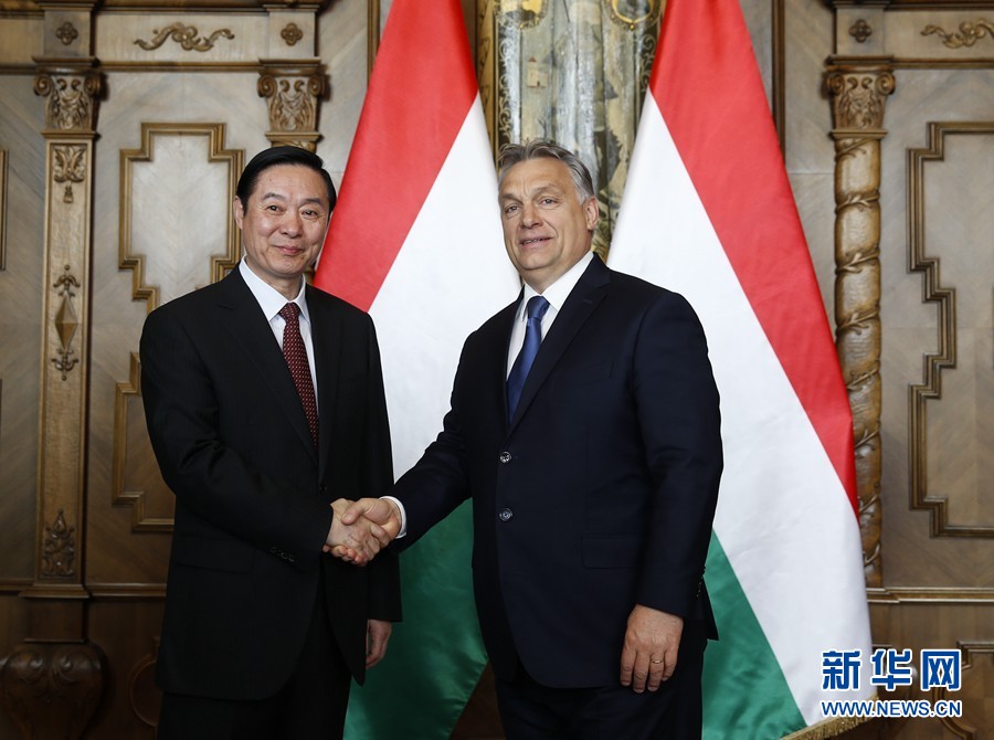 4月24日,在匈牙利首都布達(dá)佩斯,匈牙利總理、青民盟主席歐爾班(右)會見中共中央政治局委員、中央書記處書記、中宣部部長劉奇葆。新華社記者葉平凡攝 4月24日,在匈牙利首都布達(dá)佩斯,匈牙利總理、青民盟主席歐爾班(右)會見中共中央政治局委員、中央書記處書記、中宣部部長劉奇葆。新華社記者葉平凡攝