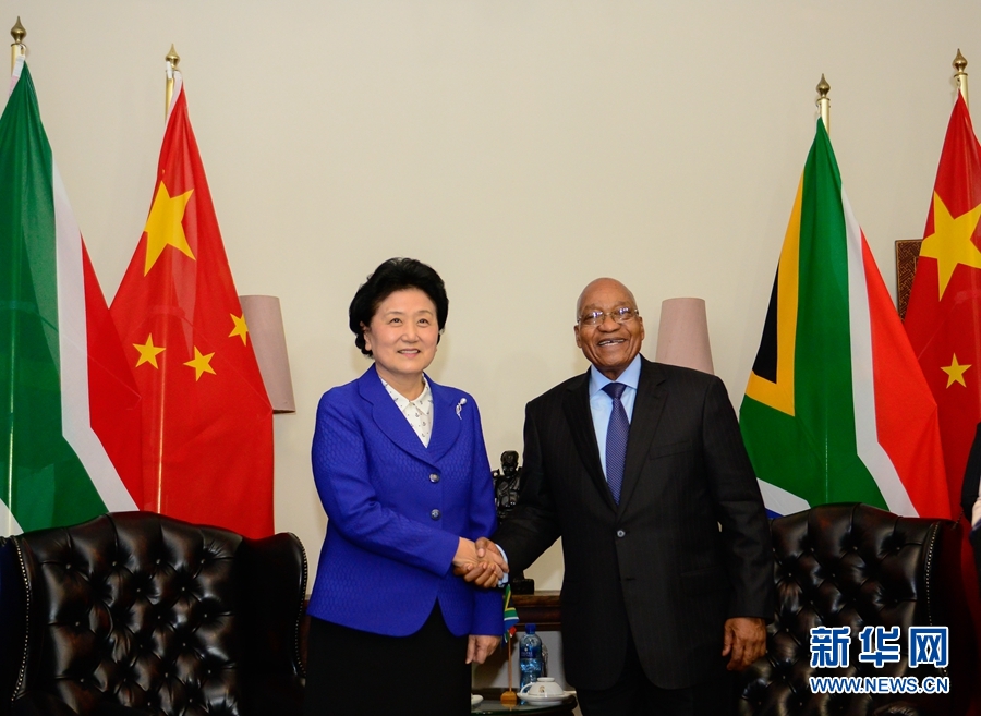 4月25日,南非總統(tǒng)祖馬(右)在比勒陀利亞總統(tǒng)官邸會(huì)見(jiàn)正在對(duì)南非進(jìn)行正式訪問(wèn)并出席中南高級(jí)別人文交流機(jī)制首次會(huì)議的中國(guó)國(guó)務(wù)院副總理劉延?xùn)|。 新華社記者 翟健嵐 攝 4月25日,南非總統(tǒng)祖馬(右)在比勒陀利亞總統(tǒng)官邸會(huì)見(jiàn)正在對(duì)南非進(jìn)行正式訪問(wèn)并出席中南高級(jí)別人文交流機(jī)制首次會(huì)議的中國(guó)國(guó)務(wù)院副總理劉延?xùn)|。 新華社記者 翟健嵐 攝