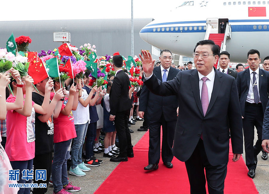 5月8日至10日，中共中央政治局常委、全國人大常委會委員長張德江視察澳門特別行政區。這是5月8日，張德江抵達澳門國際機場。 新華社記者龐興雷 攝 