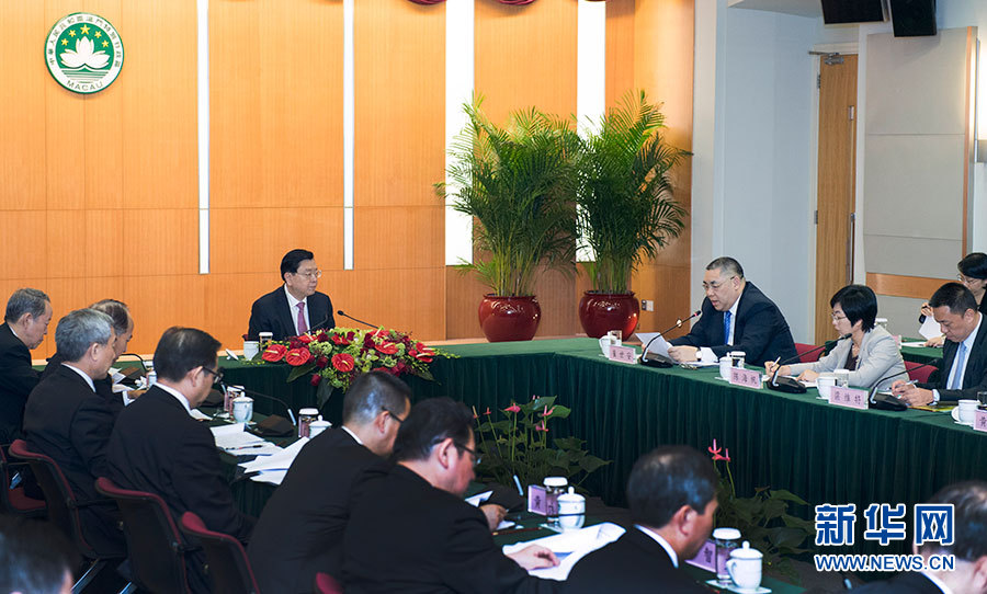 5月8日至10日，中共中央政治局常委、全國人大常委會委員長張德江視察澳門特別行政區。這是5月8日，張德江聽取澳門特別行政區政府工作匯報。新華社記者 李學仁 攝