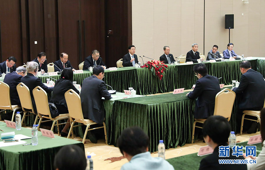 5月8日至10日，中共中央政治局常委、全國人大常委會委員長張德江視察澳門特別行政區。這是5月10日，張德江與教育工作者和學生代表座談。新華社記者 龐興雷 攝