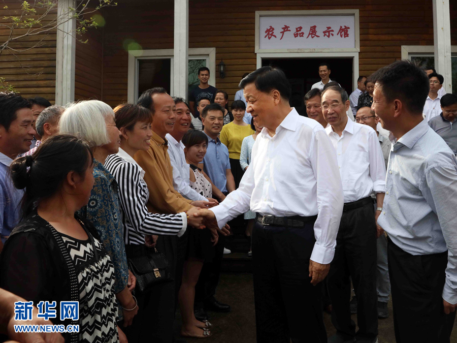 6月8日至10日,中共中央政治局常委、中央書記處書記劉云山在福建調研。這是6月9日,劉云山在周寧縣上洋村與村民親切交談。新華社記者 劉衛兵 攝 6月8日至10日,中共中央政治局常委、中央書記處書記劉云山在福建調研。這是6月9日,劉云山在周寧縣上洋村與村民親切交談。新華社記者 劉衛兵 攝