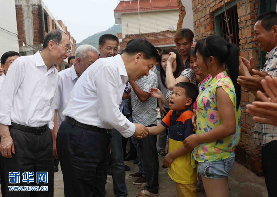 6月8日至10日,中共中央政治局常委、中央書記處書記劉云山在福建調研。這是6月9日,劉云山在福安市溪邳村走訪群眾家庭。新華社記者 劉衛兵 攝 6月8日至10日,中共中央政治局常委、中央書記處書記劉云山在福建調研。這是6月9日,劉云山在福安市溪邳村走訪群眾家庭。新華社記者 劉衛兵 攝
