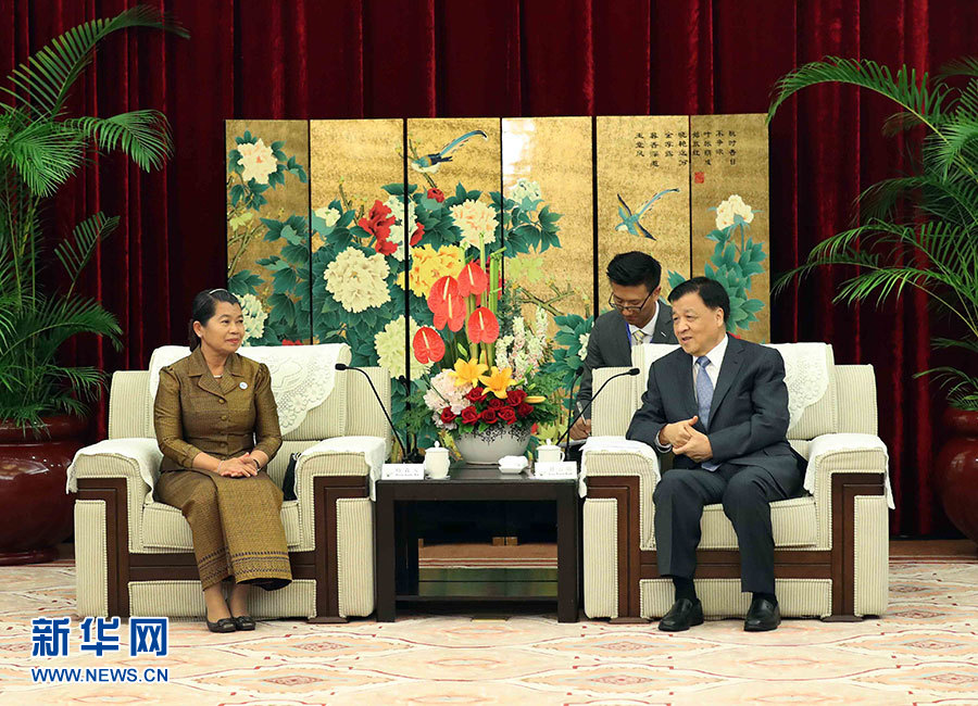6月11日,中共中央政治局常委、中央書記處書記劉云山在福州會見來華出席金磚國家政黨、智庫和民間社會組織論壇的柬埔寨人民黨中央常委、副首相梅森安。新華社記者劉衛(wèi)兵攝 6月11日,中共中央政治局常委、中央書記處書記劉云山在福州會見來華出席金磚國家政黨、智庫和民間社會組織論壇的柬埔寨人民黨中央常委、副首相梅森安。新華社記者劉衛(wèi)兵攝