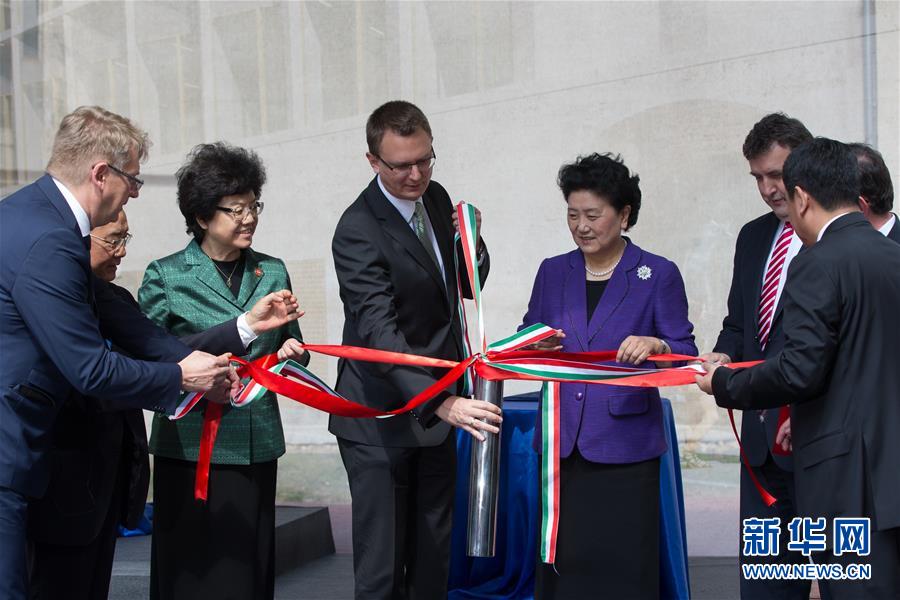 6月18日，在匈牙利布達佩斯，中國國務(wù)院副總理劉延?xùn)|在考察匈牙利塞梅爾維斯醫(yī)科大學(xué)時為健康學(xué)院新教學(xué)樓奠基。中國國務(wù)院副總理劉延?xùn)|18日在布達佩斯考察匈牙利塞梅爾維斯醫(yī)科大學(xué)并出席中匈中醫(yī)藥教育合作系列活動。 新華社發(fā)（弗爾季·奧蒂洛攝） 