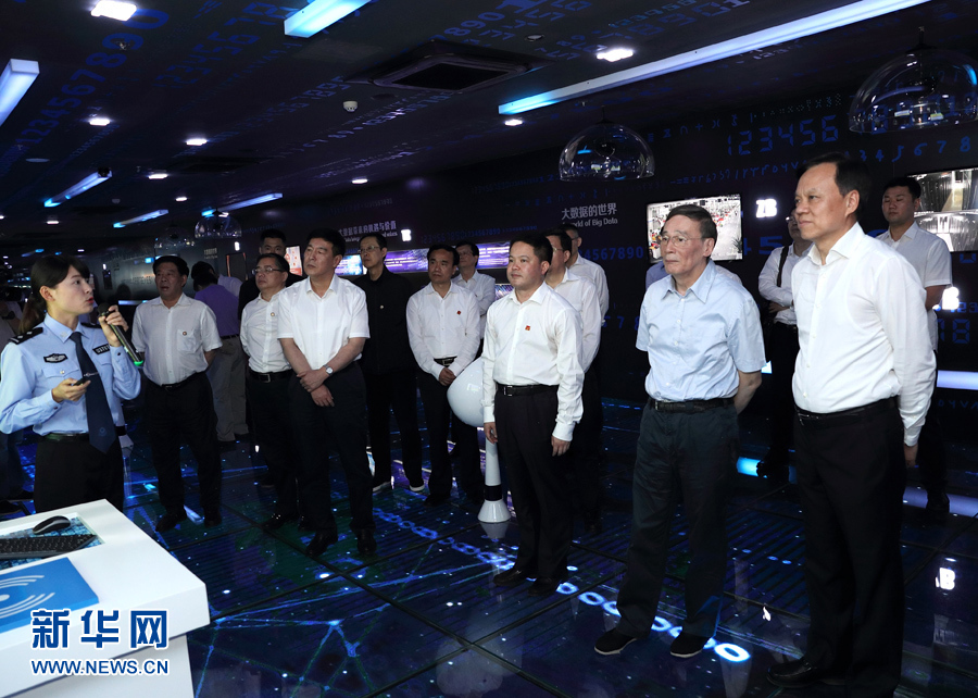 6月20日至22日,中共中央政治局常委、中央紀委書記王岐山在貴州省檢查紀檢監察工作。這是6月21日,王岐山在調研期間考察貴陽大數據應用展示中心。新華社記者 王曄 攝 6月20日至22日,中共中央政治局常委、中央紀委書記王岐山在貴州省檢查紀檢監察工作。這是6月21日,王岐山在調研期間考察貴陽大數據應用展示中心。新華社記者 王曄 攝