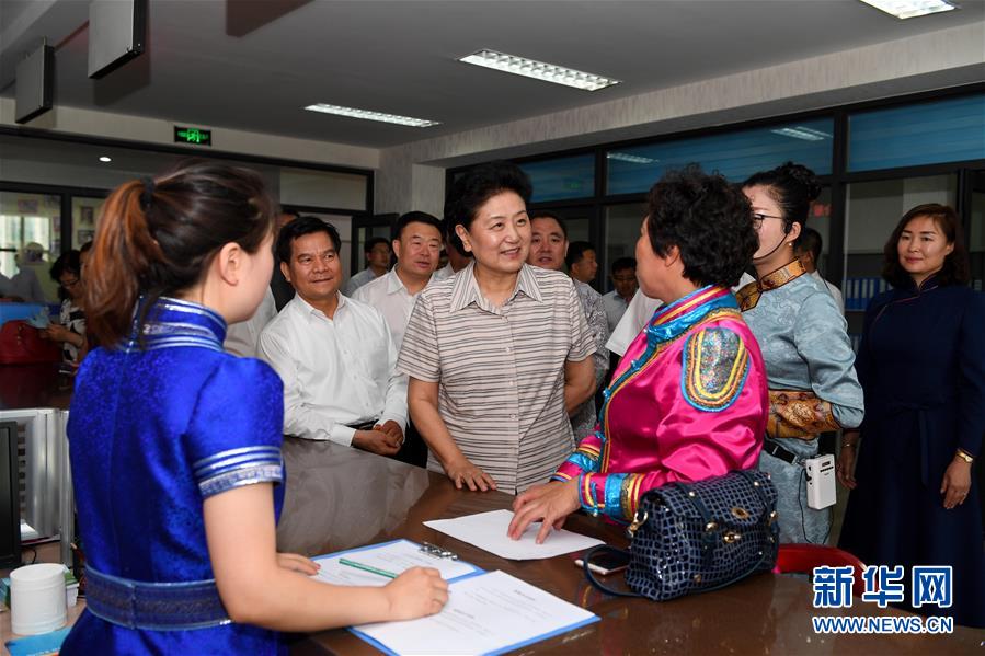 6月25日，全國民族團(tuán)結(jié)進(jìn)步創(chuàng)建經(jīng)驗交流現(xiàn)場會在內(nèi)蒙古興安盟召開，中共中央政治局委員、國務(wù)院副總理劉延?xùn)|出席會議并講話。在內(nèi)蒙古期間，劉延?xùn)|考察內(nèi)蒙古人民代表會議舊址即“五一會址”，深入社區(qū)看望各族干部群眾。這是劉延?xùn)|在興安盟科右前旗興科社區(qū)與群眾交談。新華社記者 陳曄華 攝