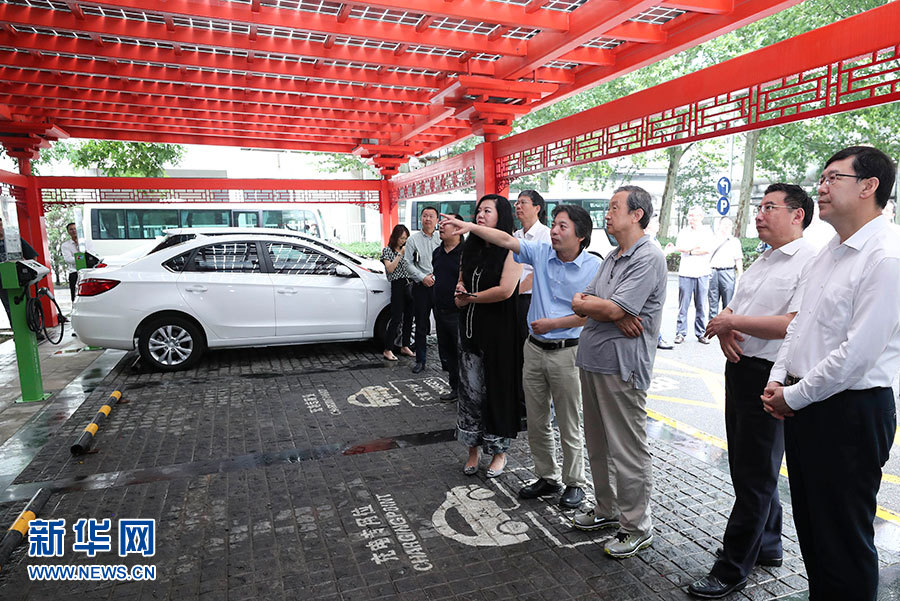 近日，中共中央政治局委員、國務(wù)院副總理馬凱在北京調(diào)研新能源汽車產(chǎn)業(yè)發(fā)展。這是7月4日，馬凱在北京深入新能源汽車充換電設(shè)施、充電服務(wù)平臺、分時租賃等單位調(diào)研。新華社記者 龐興雷 攝